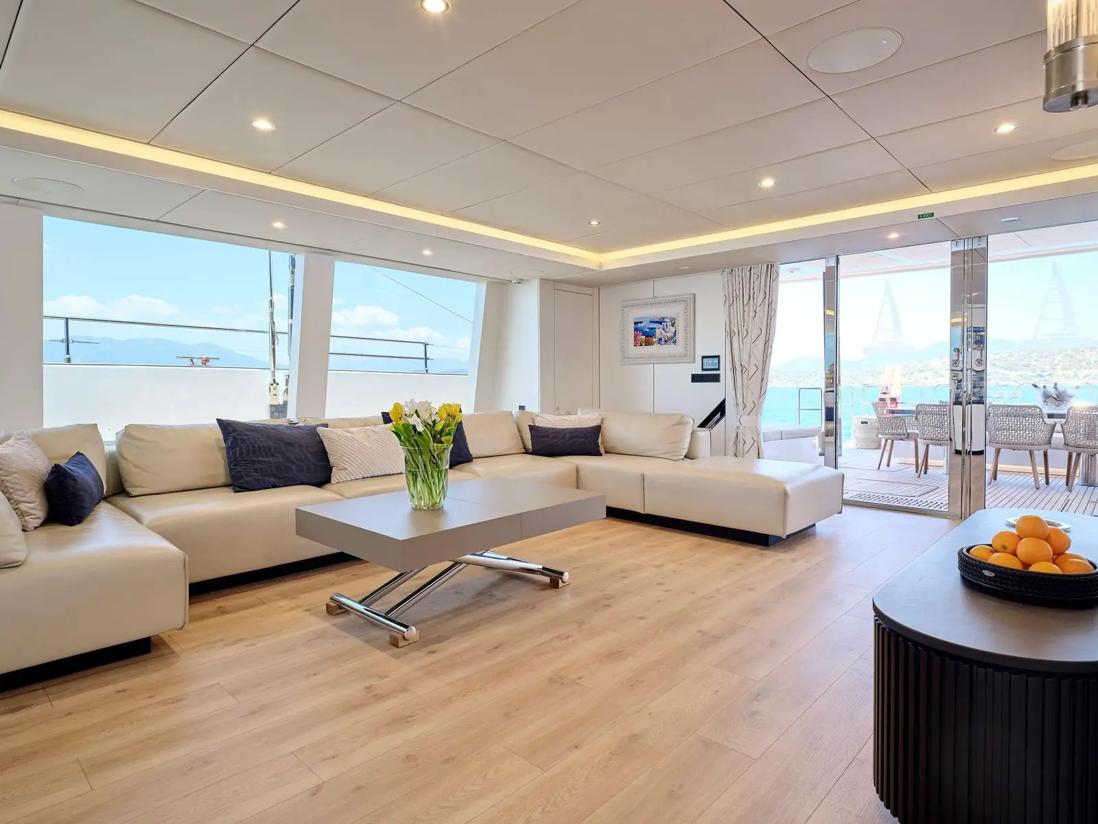 Genny, Interior image