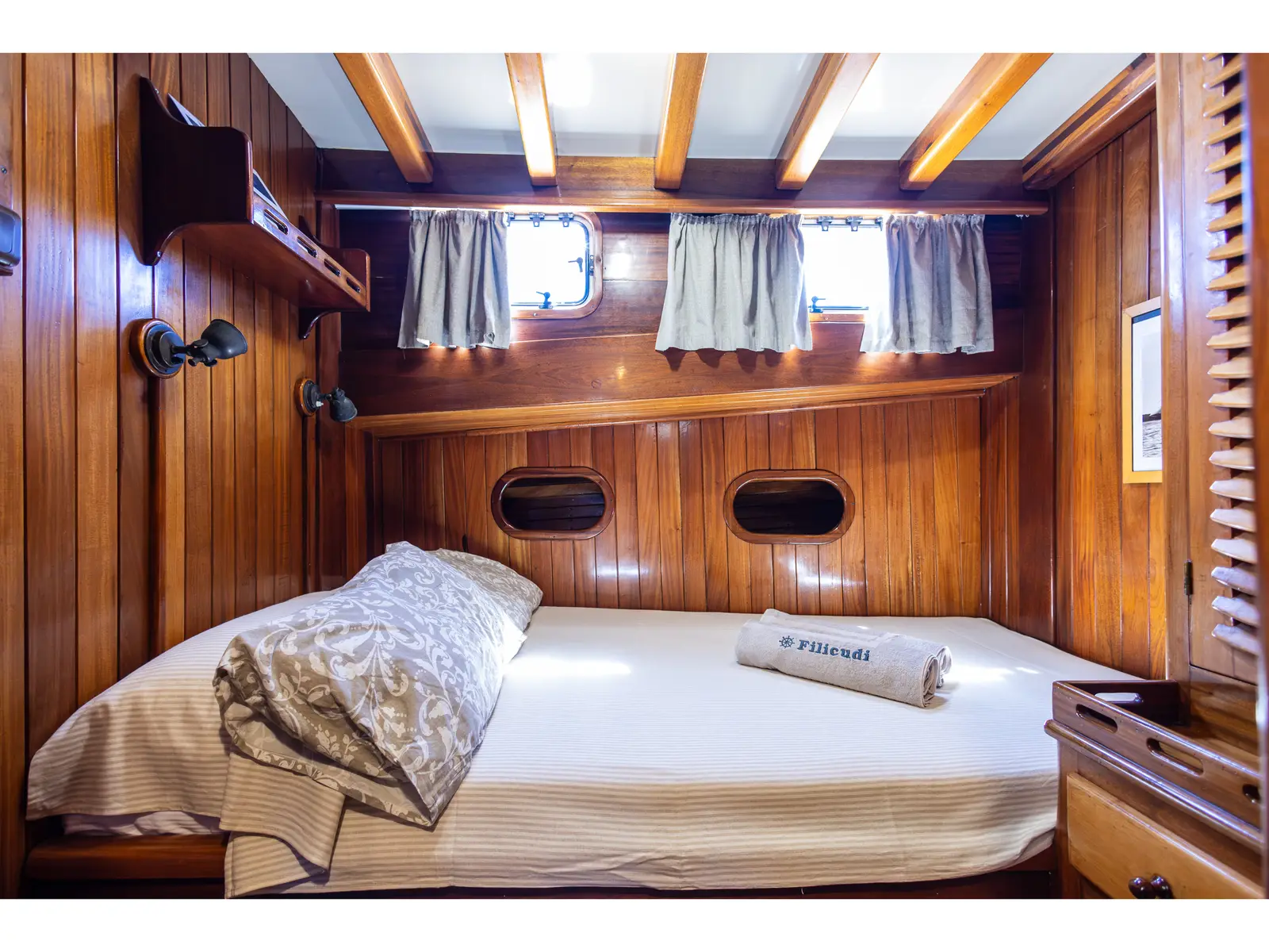 Aeolian Island Cabin 4, Interior image
