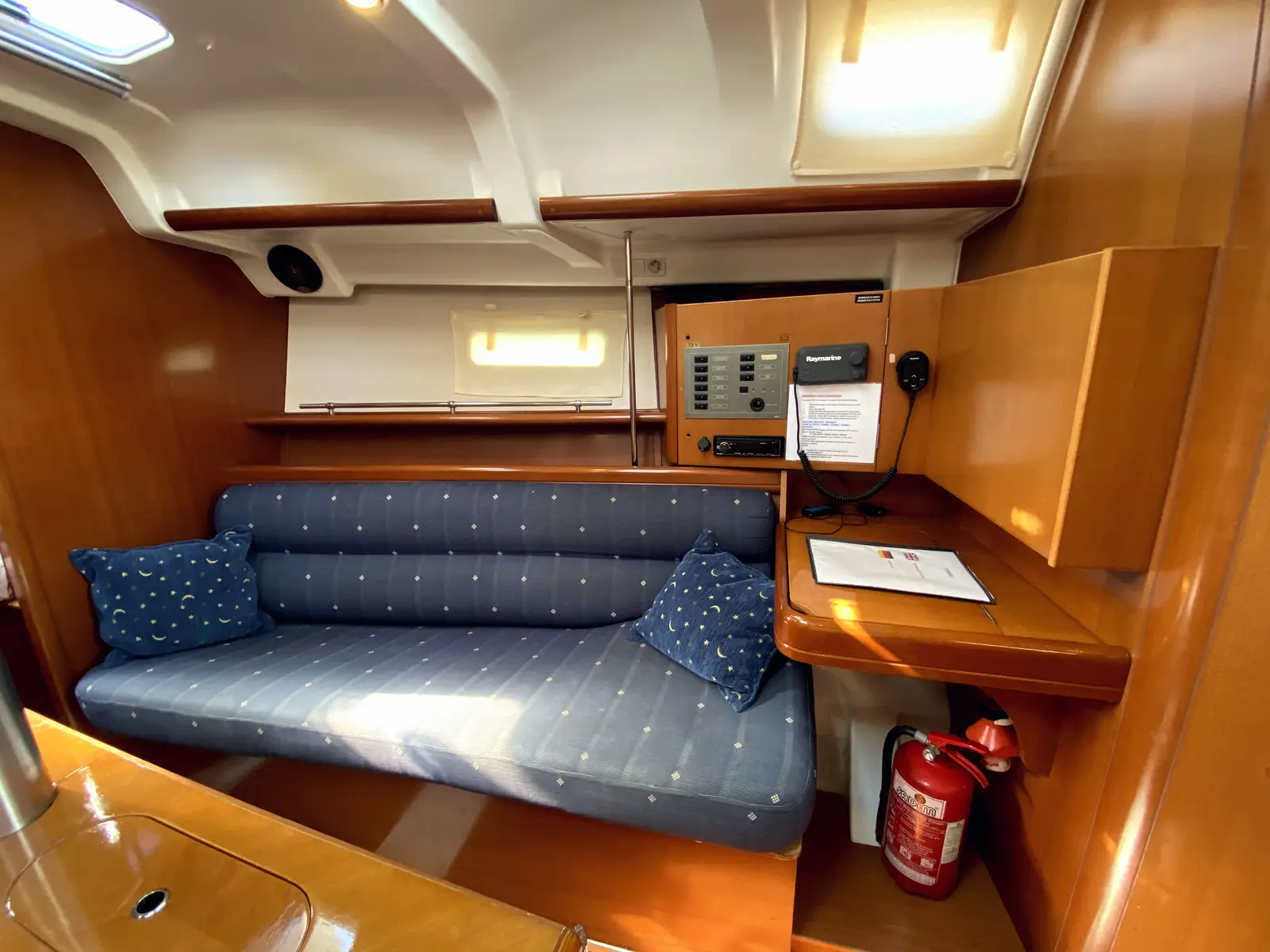 Tombo, Interior image