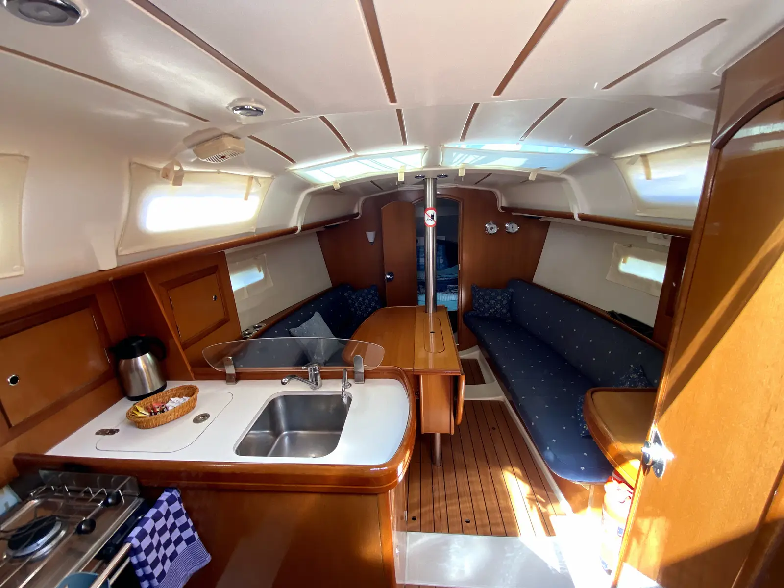 Zippy, Interior image
