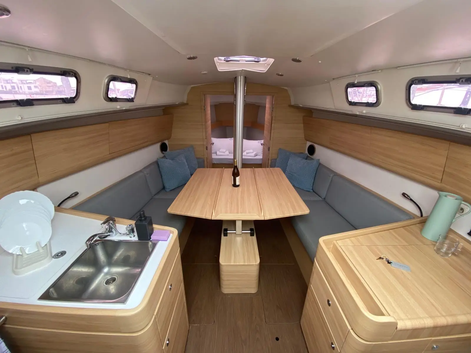 Libra, Interior image