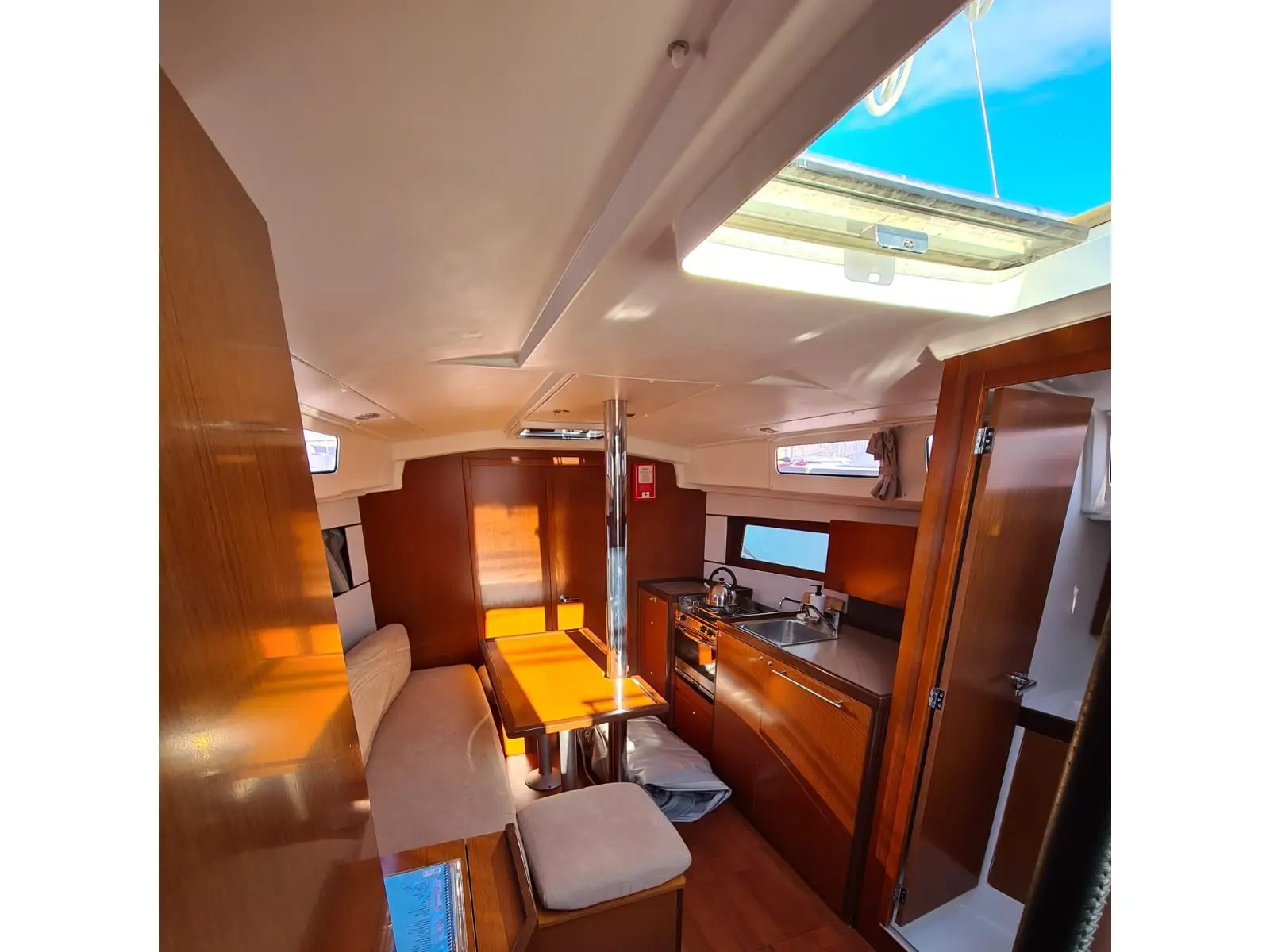 LAMPUGA, Interior image