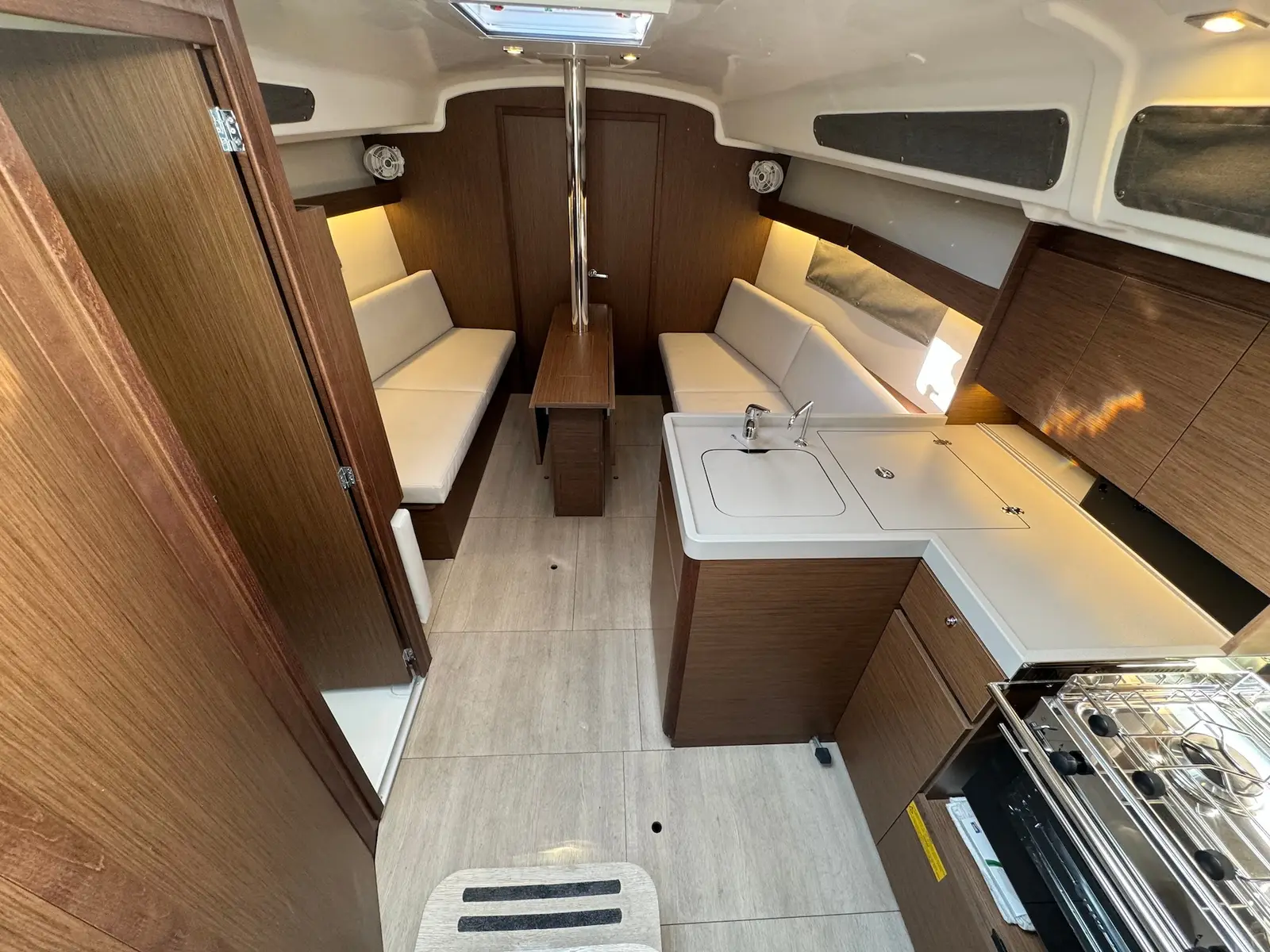 Arnie, Interior image