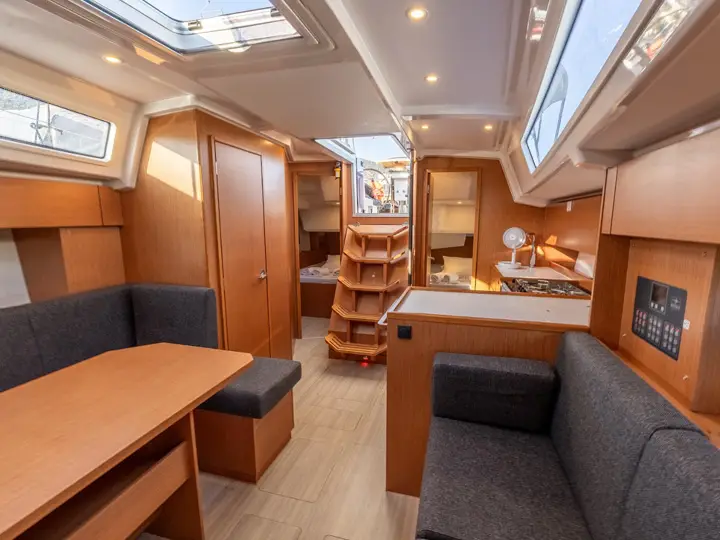 Ithakiss, Interior image