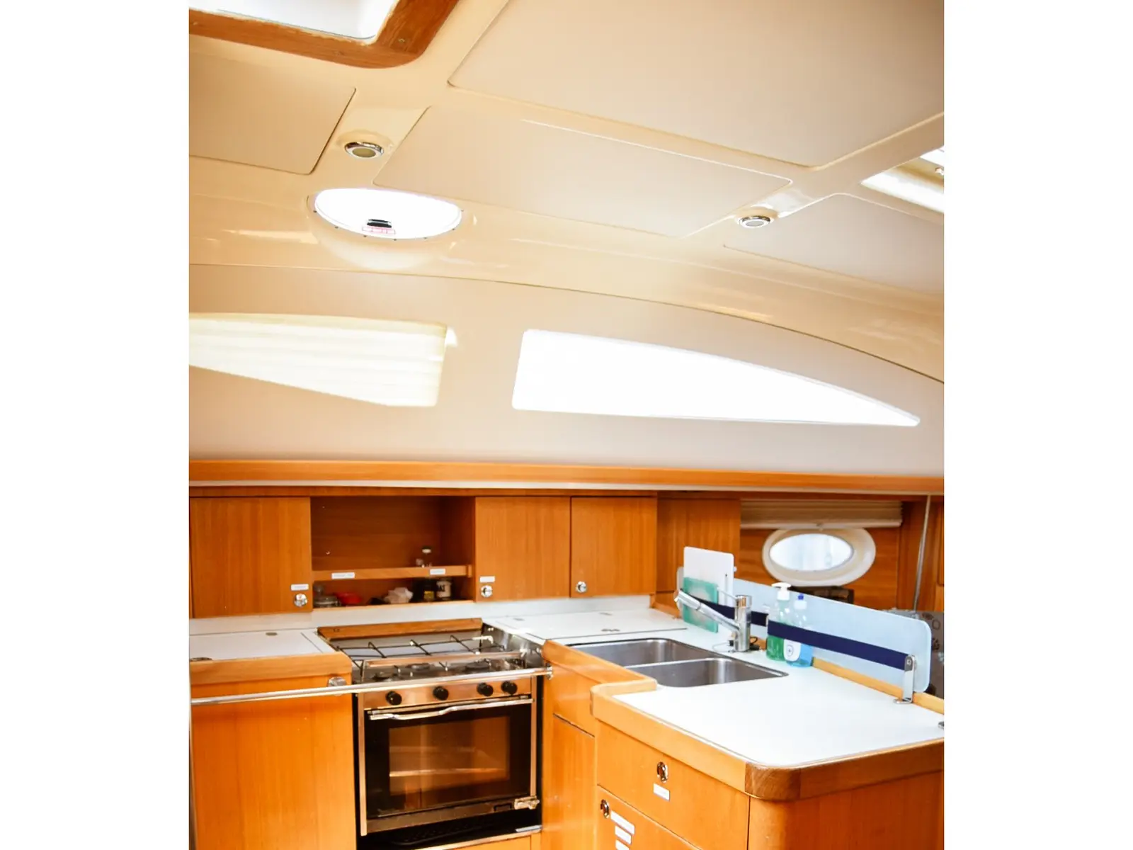 Nikea, Interior image