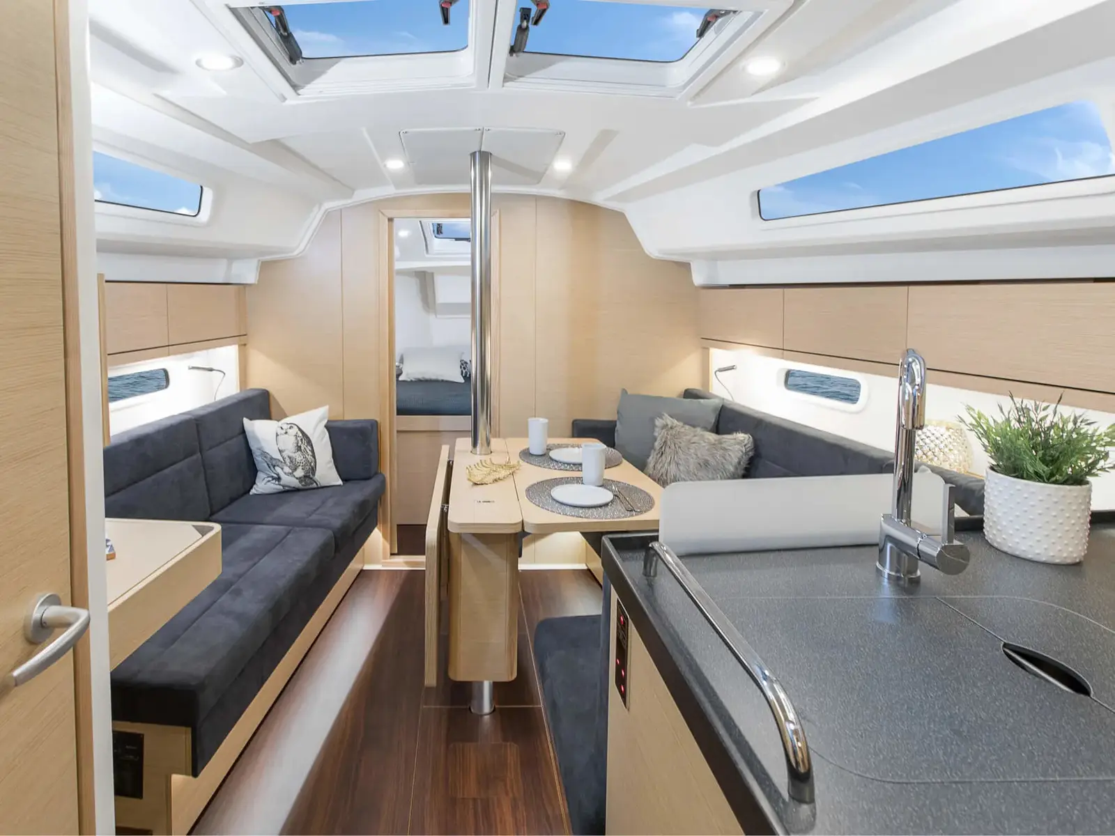 Ursa, Interior image