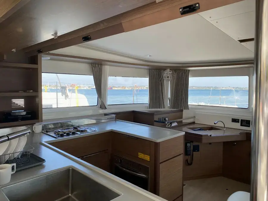 Sundowner, Interior image