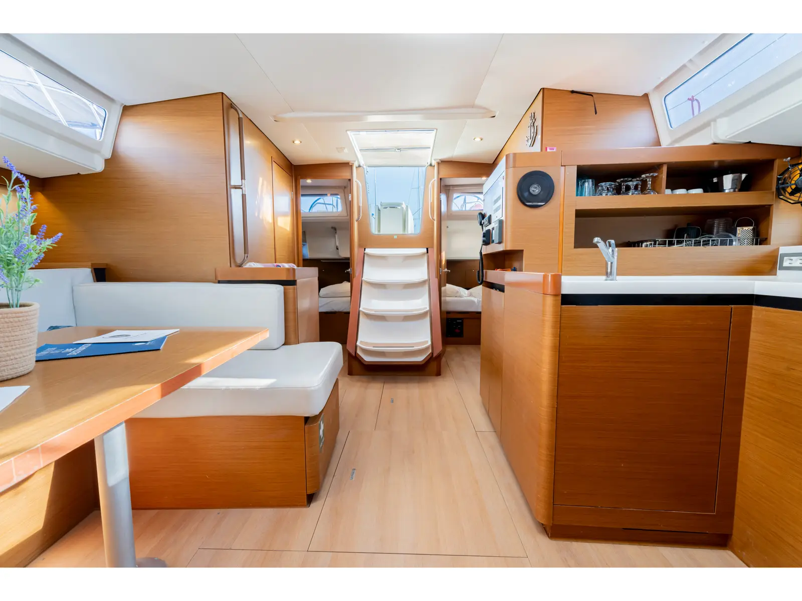 VITAMIN SEA, Interior image