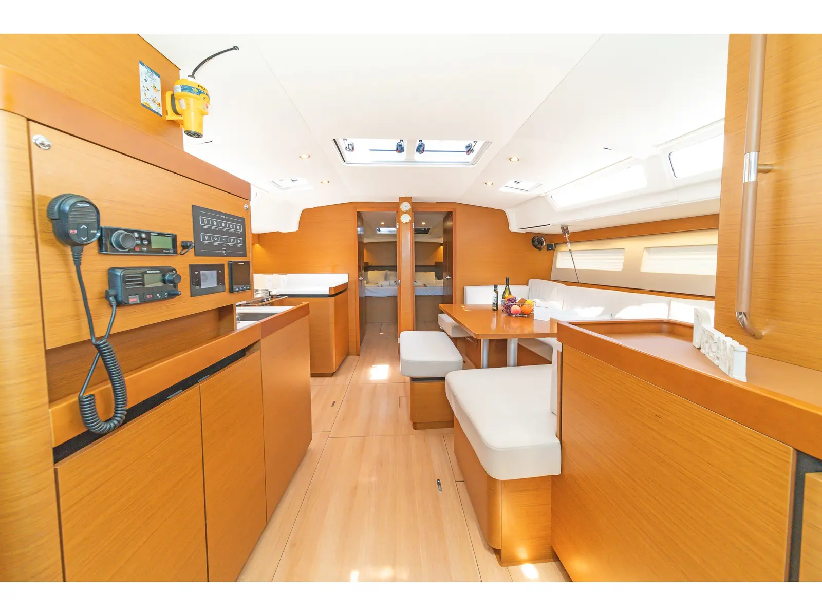 Pileas, Interior image