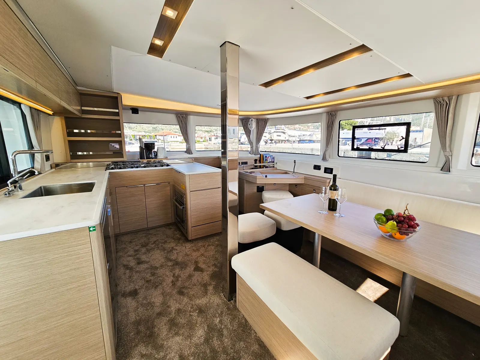 Galeb, Interior image