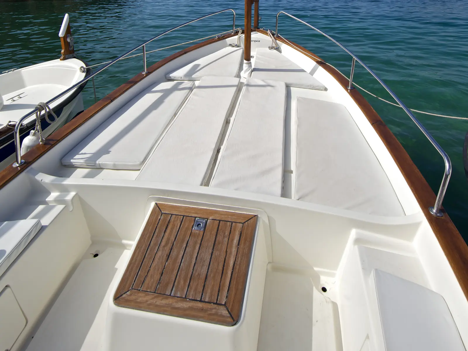 Roger De Lluria, Interior image