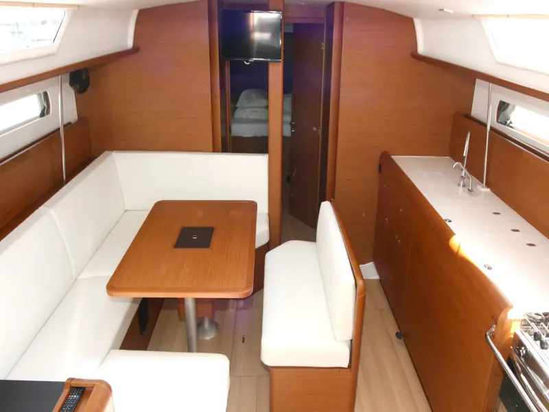 Perla, Interior image