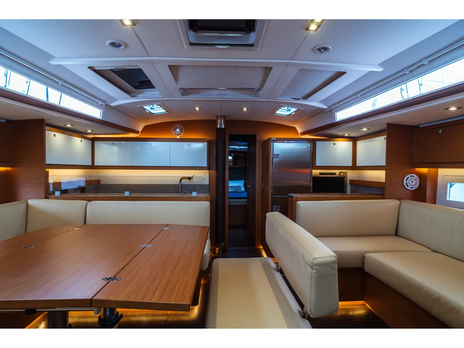 Vanessa, Interior image