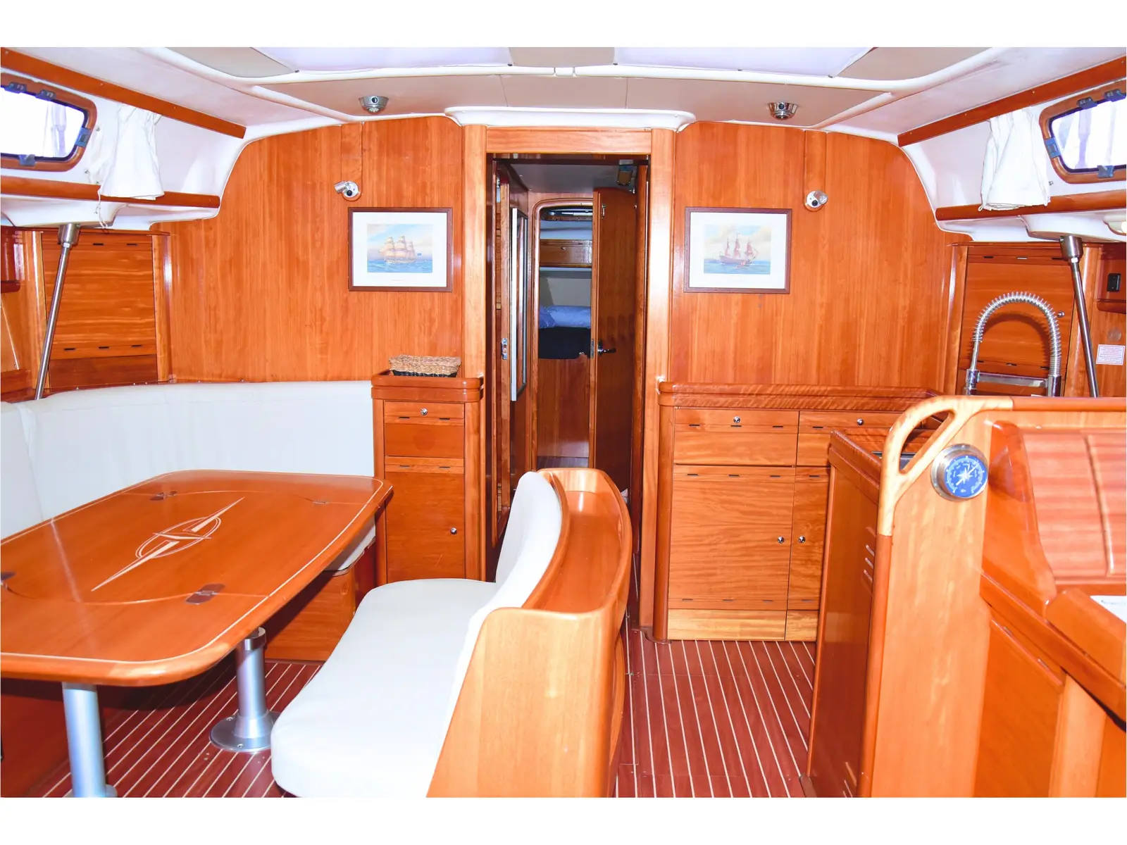 Daphne, Interior image