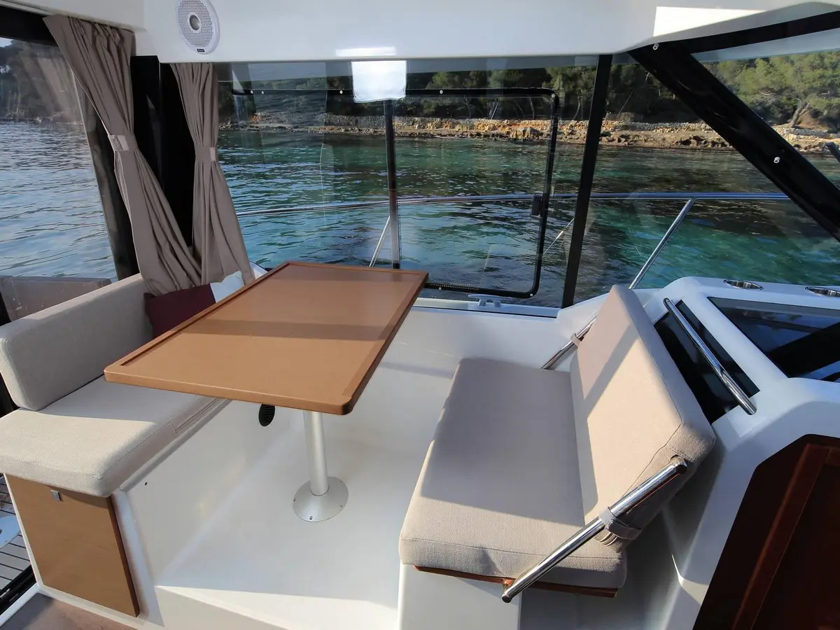 SALTY KISS, Interior image
