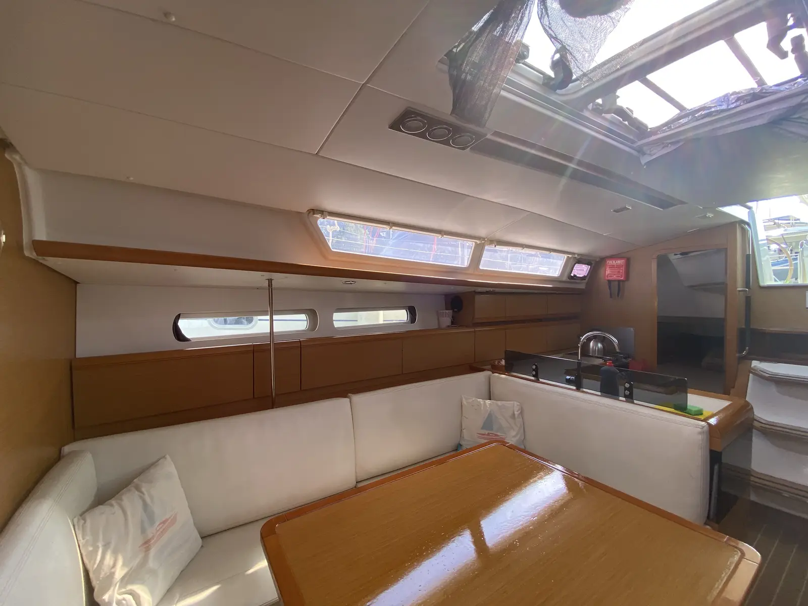 Pangea, Interior image