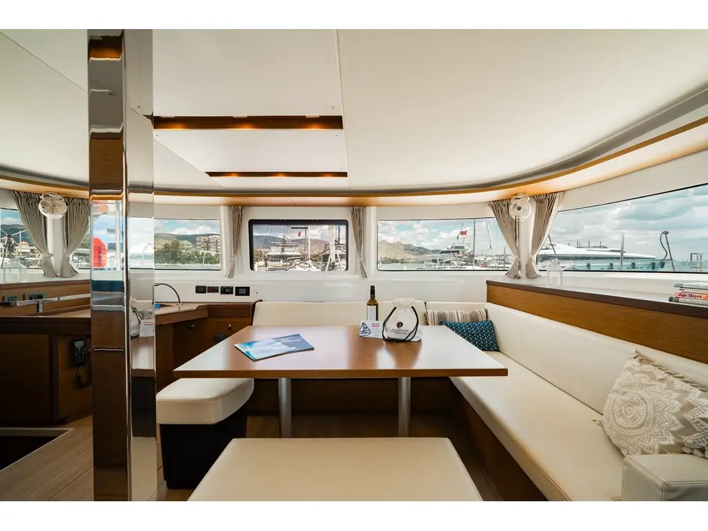 KING VIVI, Interior image