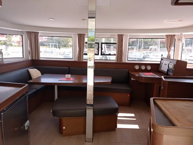 Claudia, Interior image