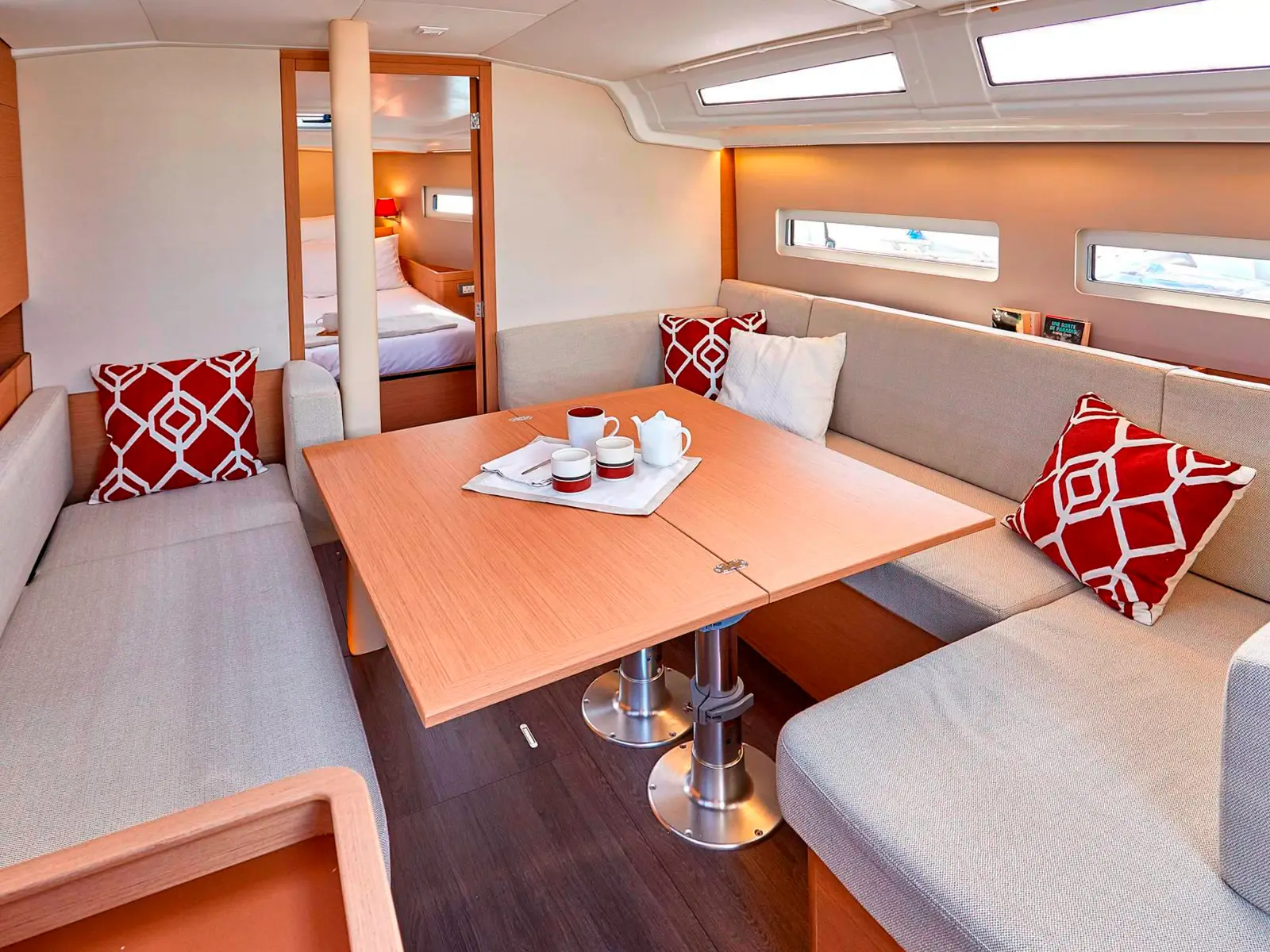 Aloha, Interior image