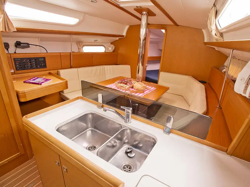 Lauren, Interior image