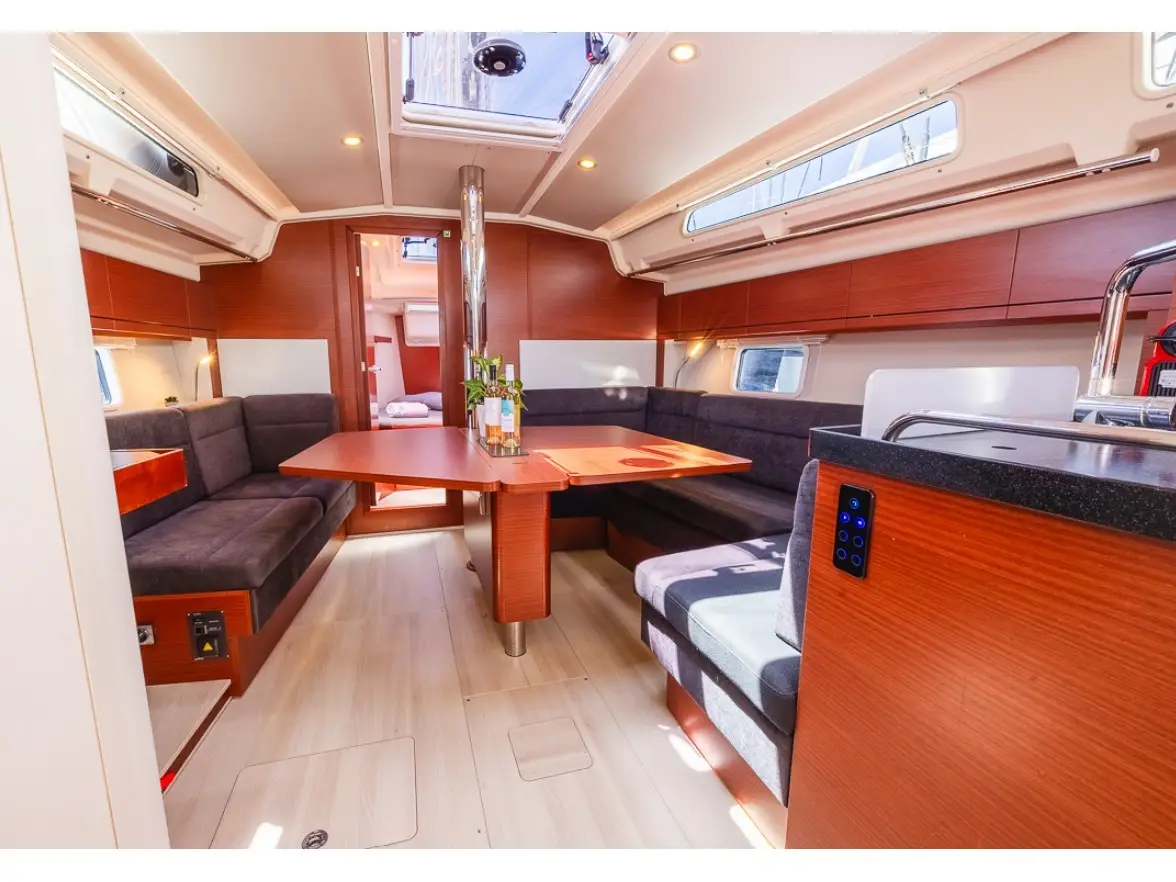 Dafne, Interior image