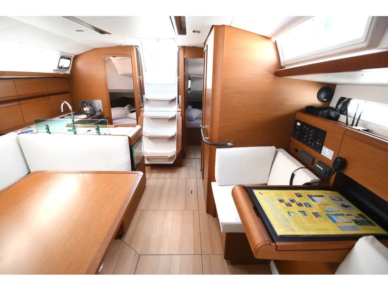 Kiss Kiss, Interior image