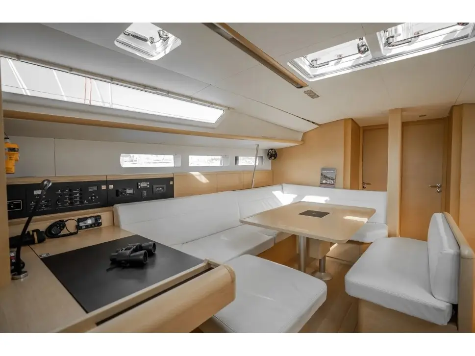 JUICY LUCY , Interior image