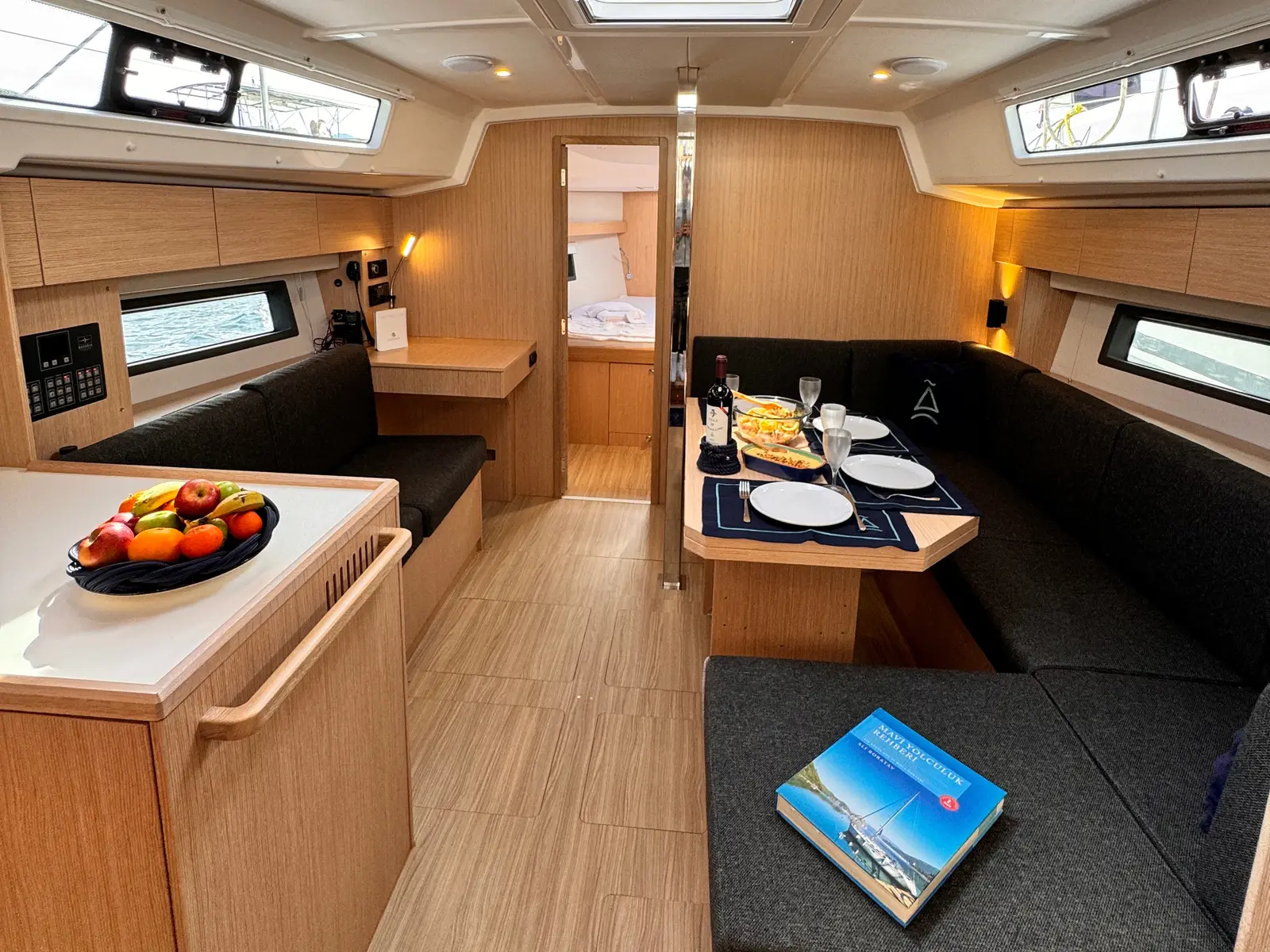 Sorores, Interior image