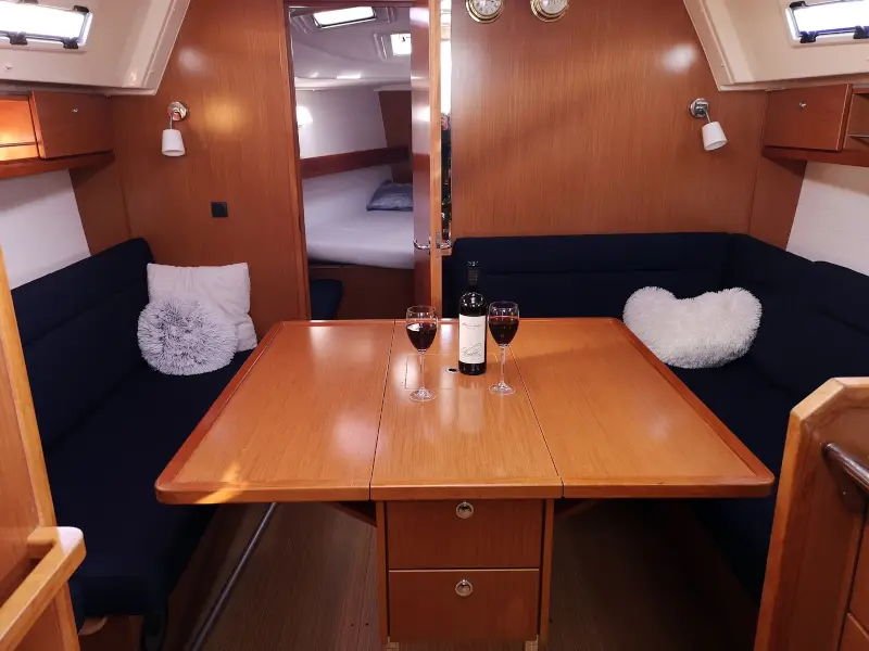 Tamra, Interior image