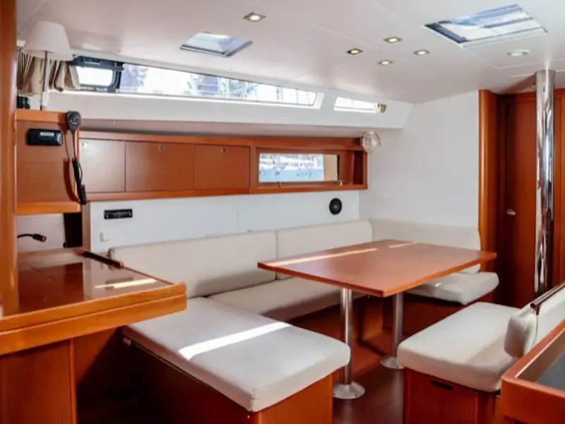 Sharel, Interior image
