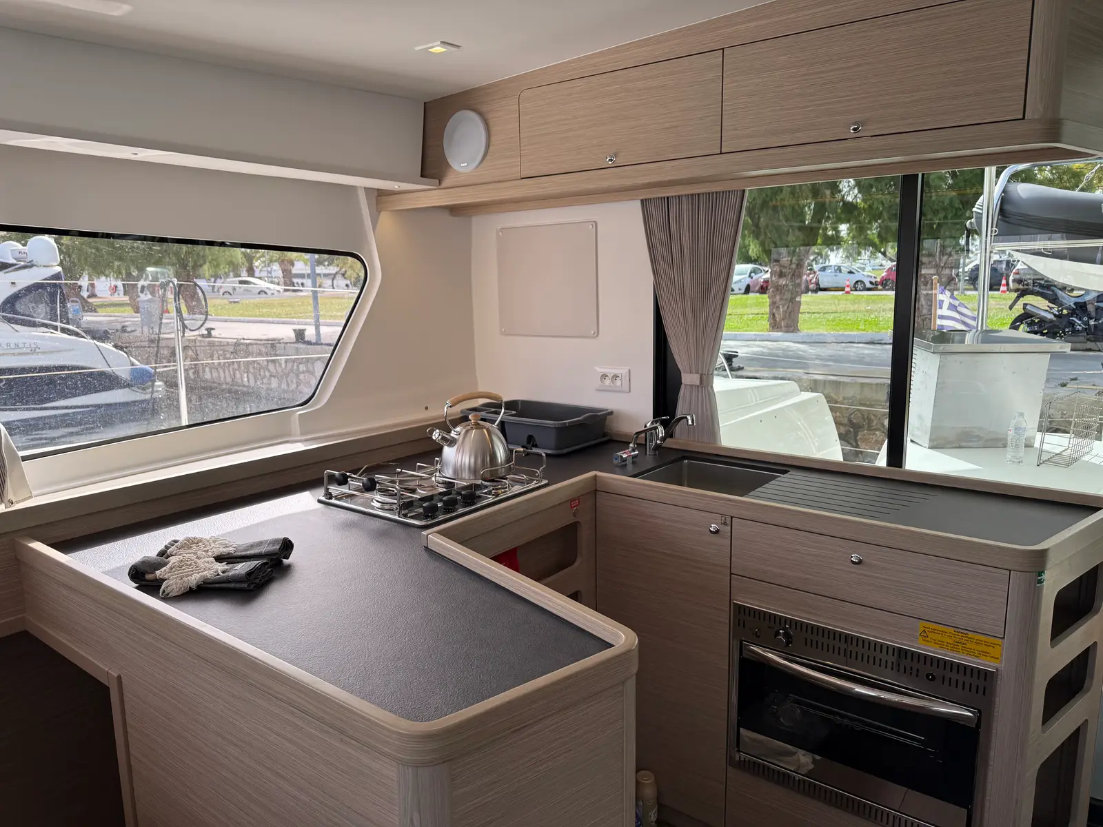 Bellatrix (A/C,Electric Heads), Interior image