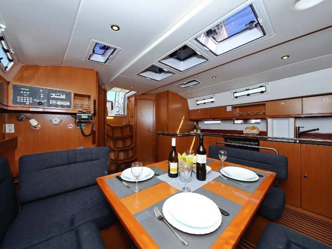 Kalimera, Interior image