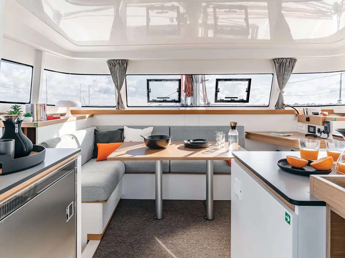 Amare III, Interior image