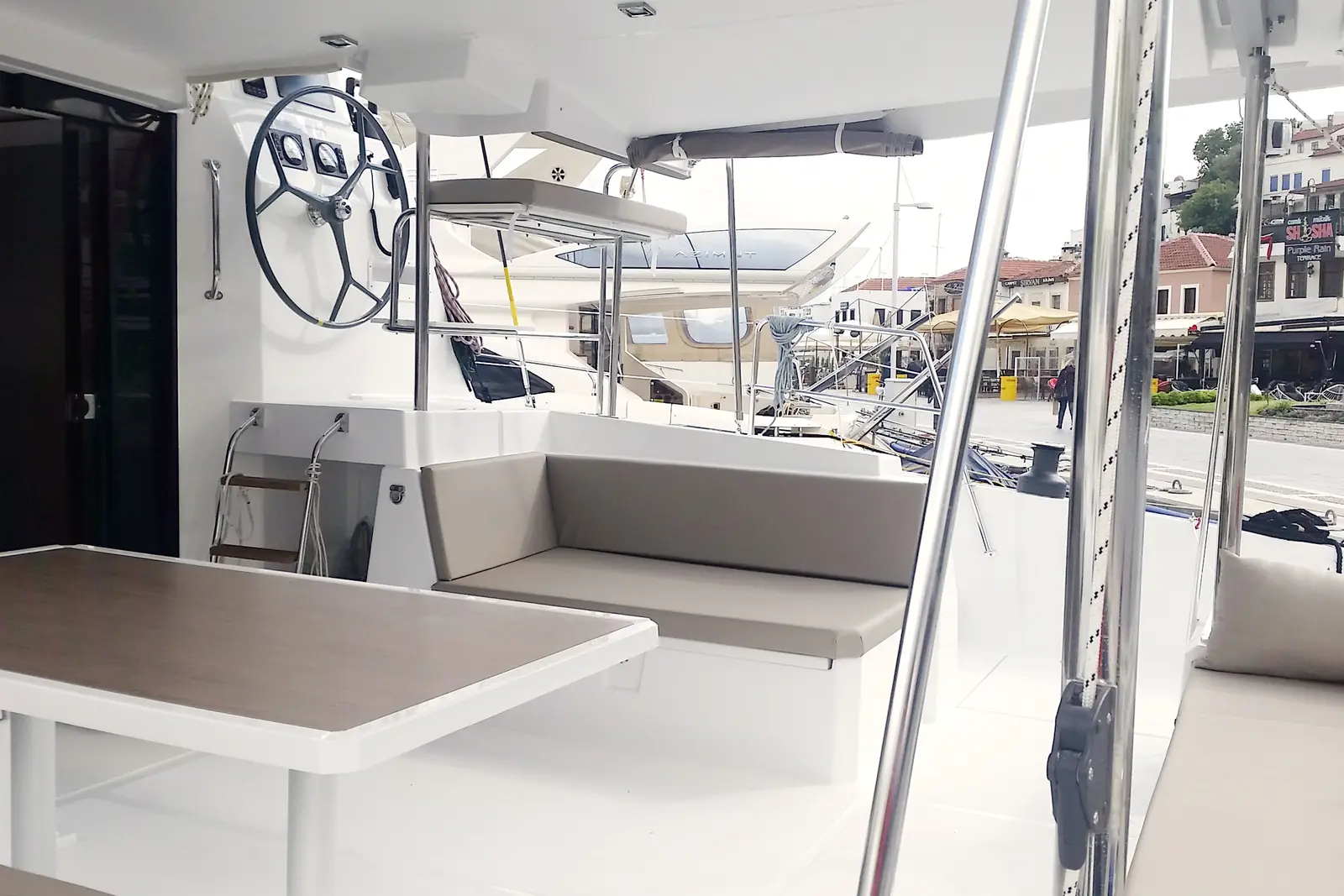 LeAndra, Cockpit