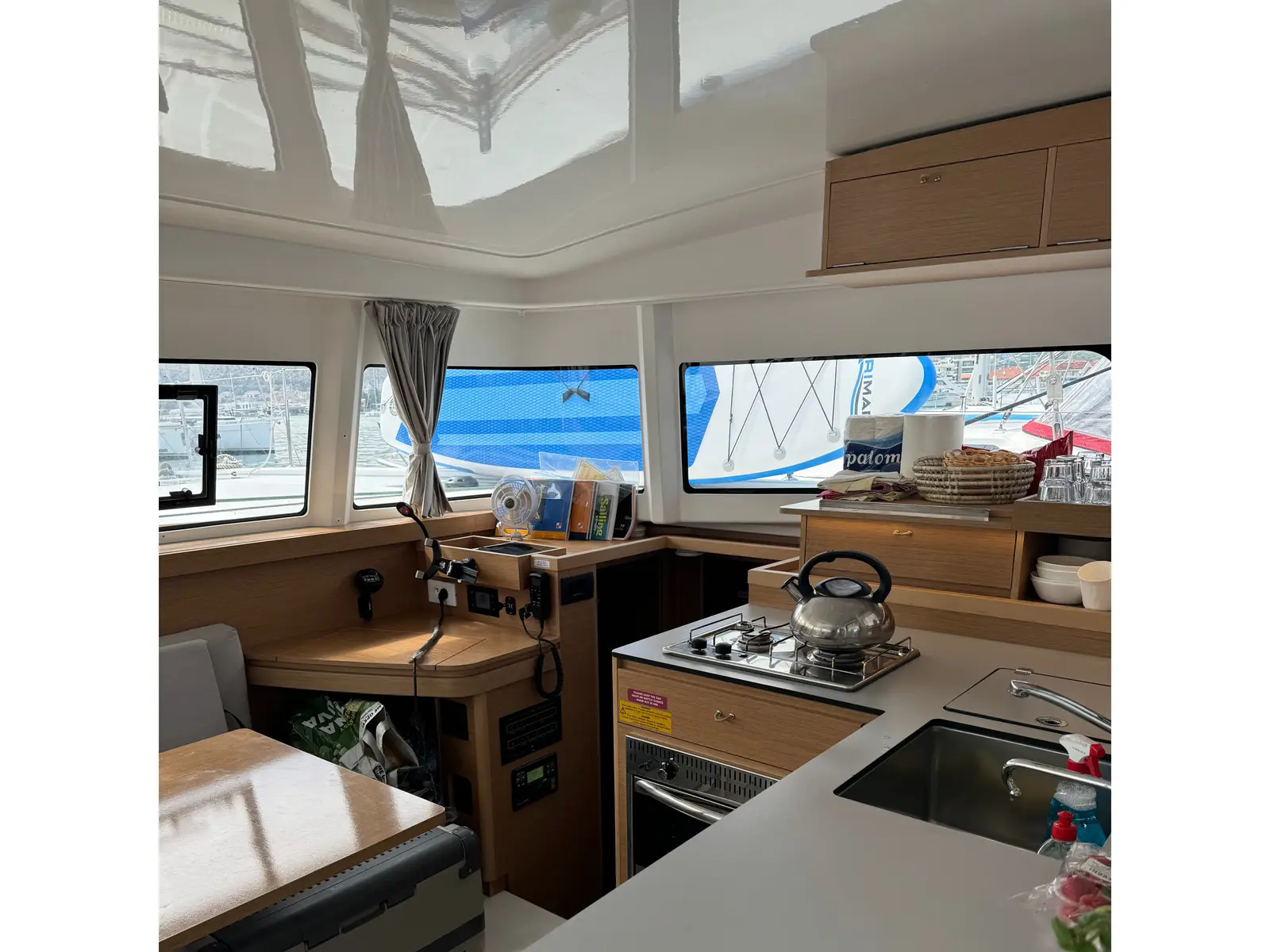 WHITE IVY, Interior image