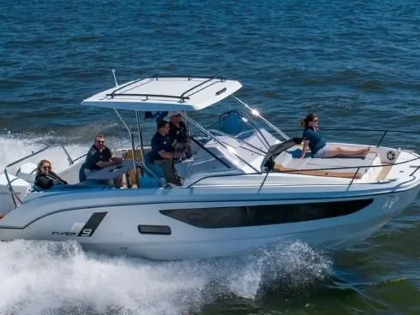 Beneteau 9, Main image