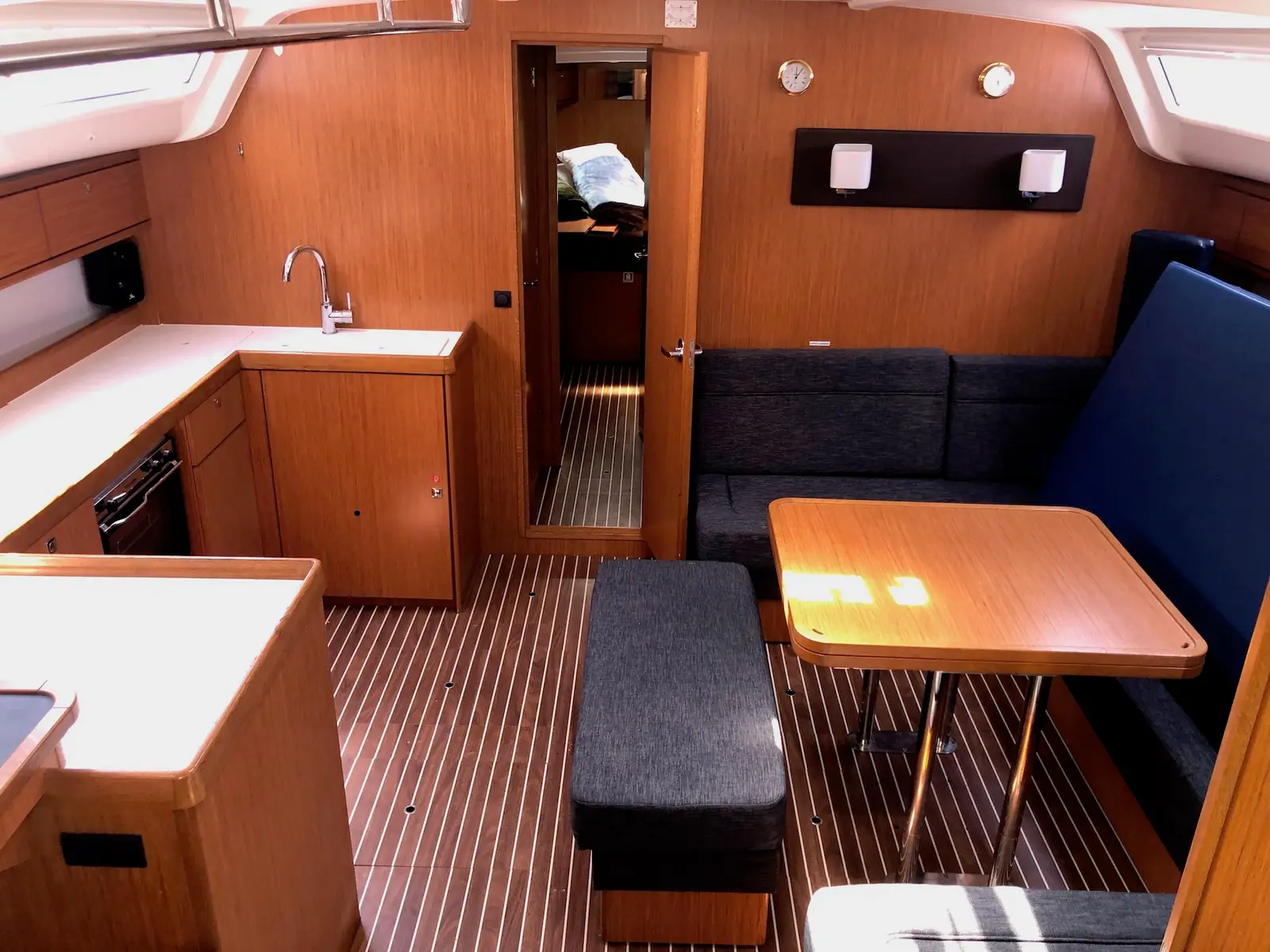 Ekavi, Interior image