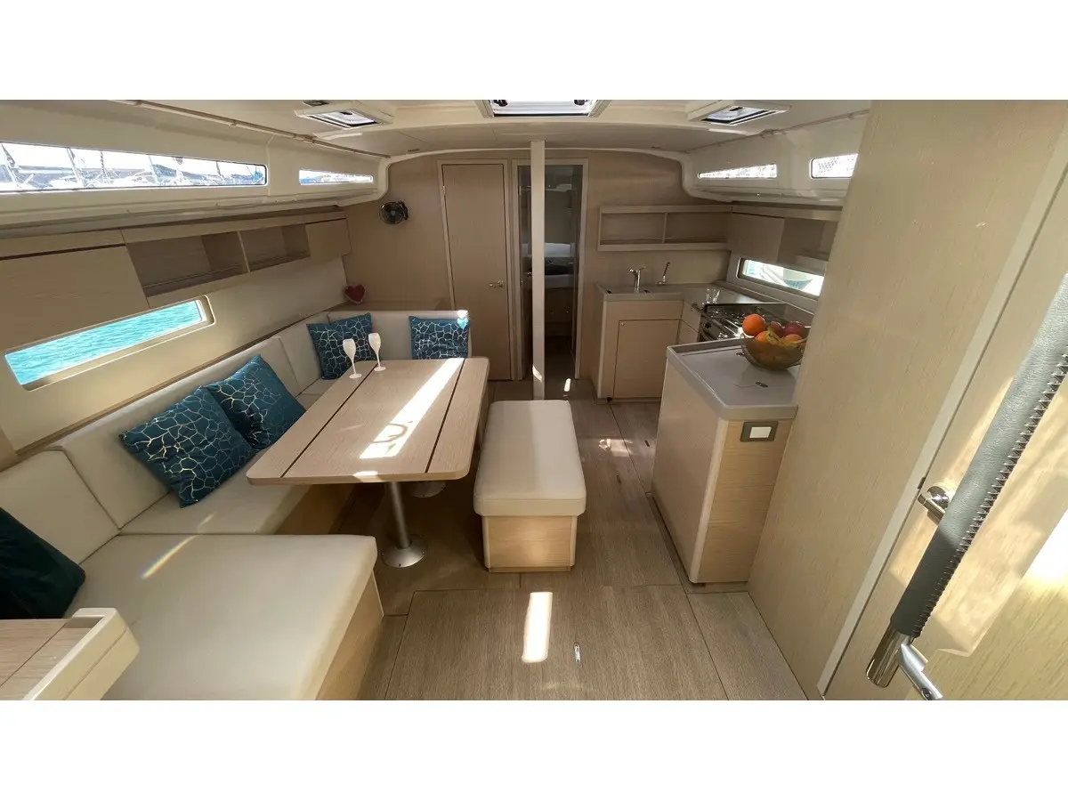 Vela, Interior image