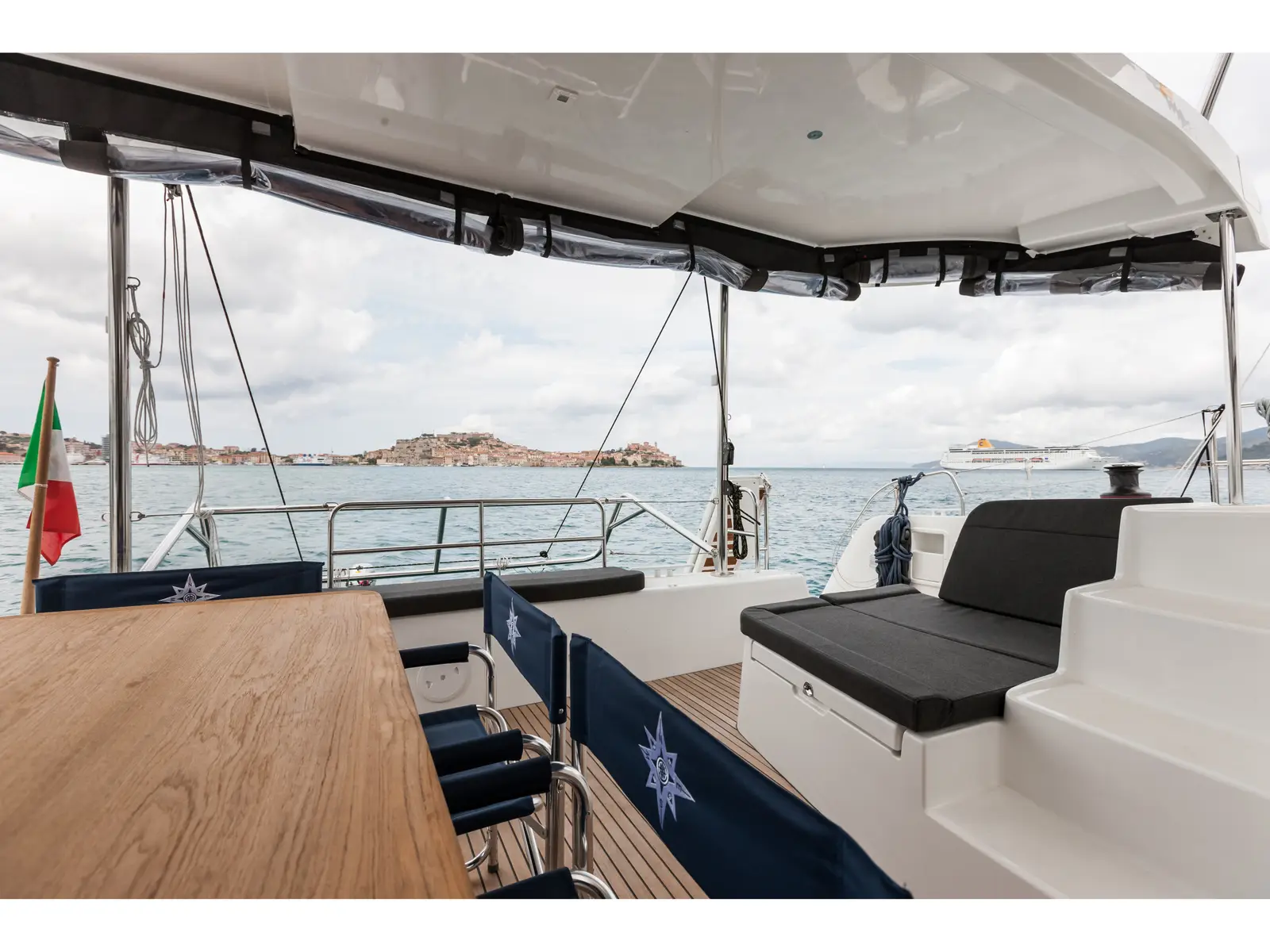 Waterworld, Interior image