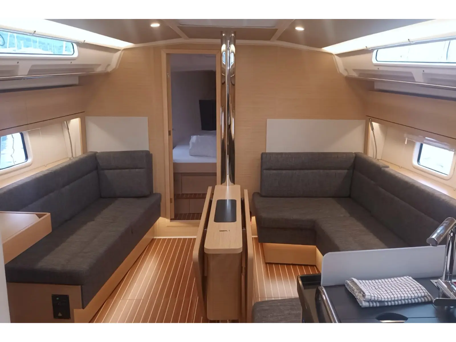 Seahawk, Interior image