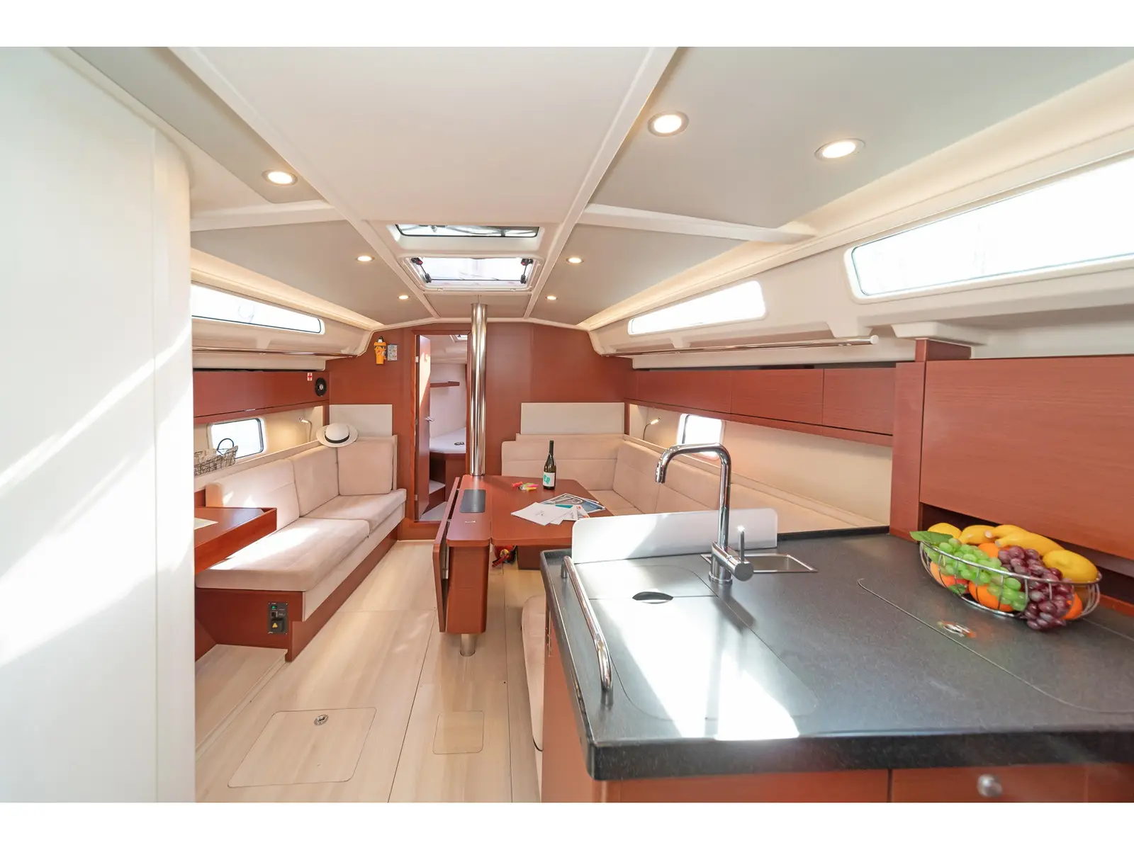 Azur, Interior image
