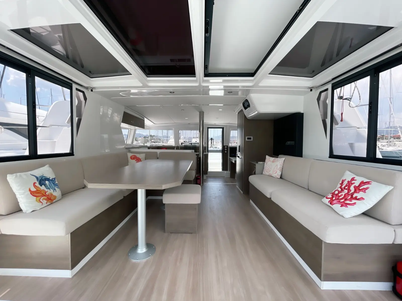 Bella II, Interior image