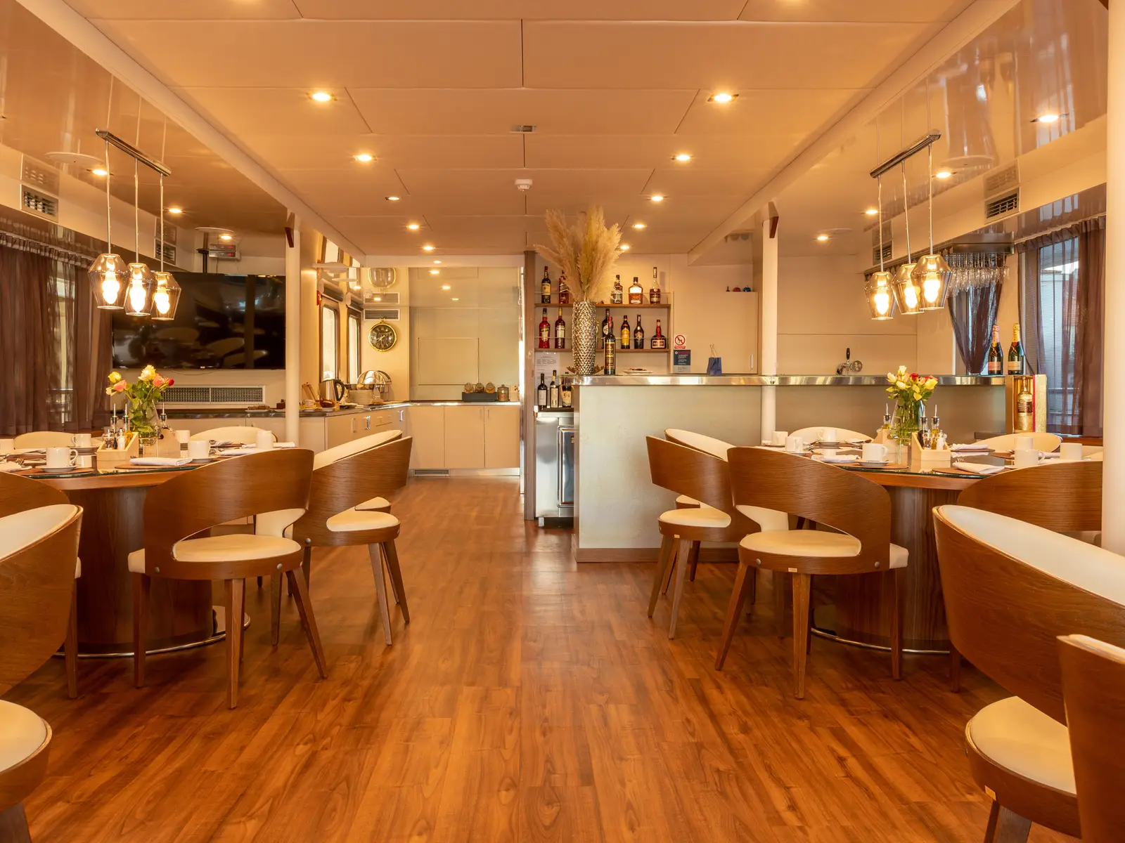 Yolo, Interior image