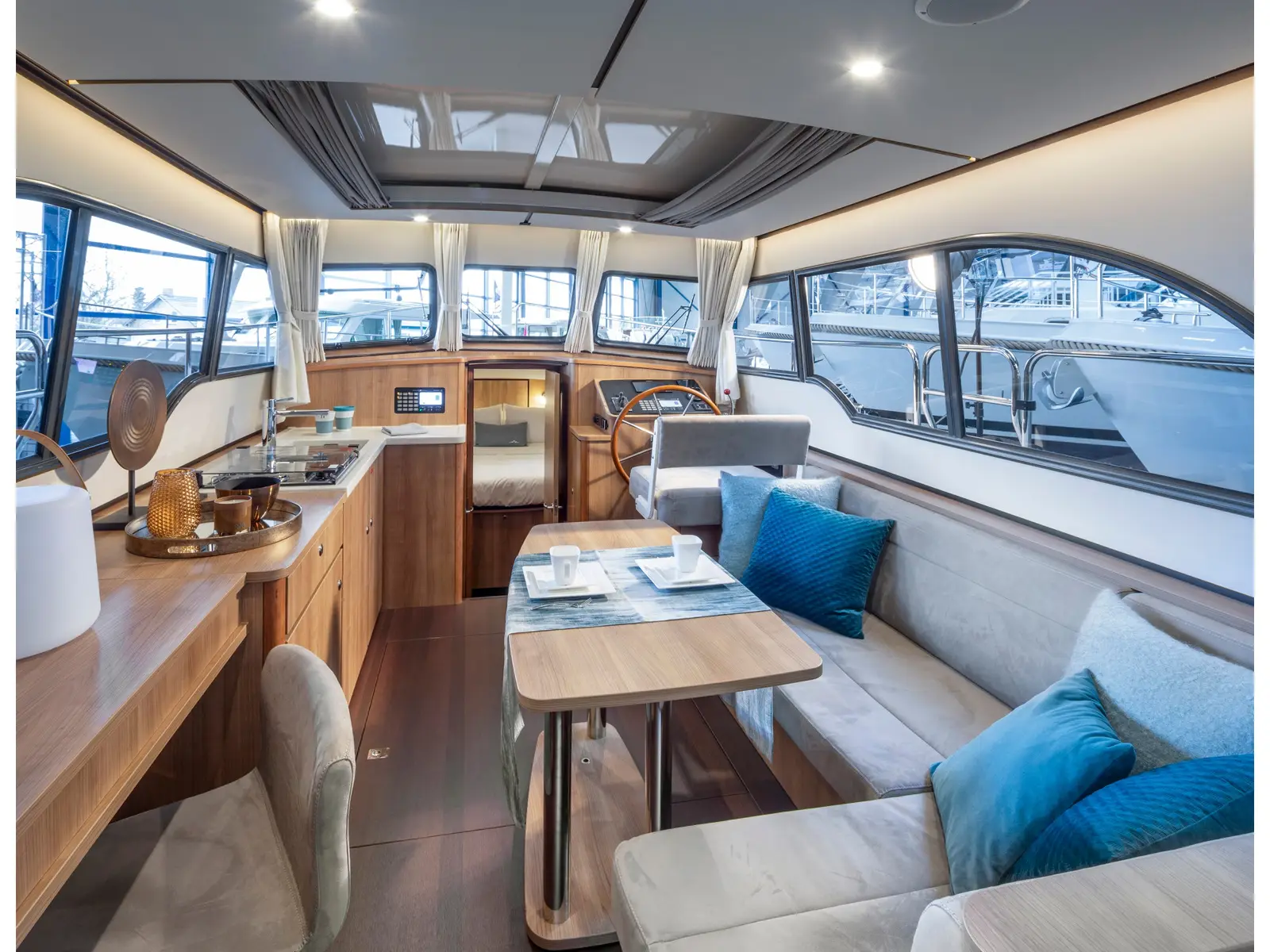 Isolde, Interior image