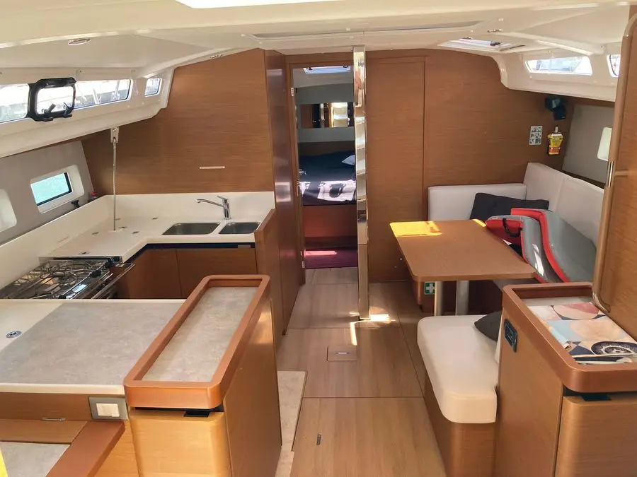 Almanzor, Interior image