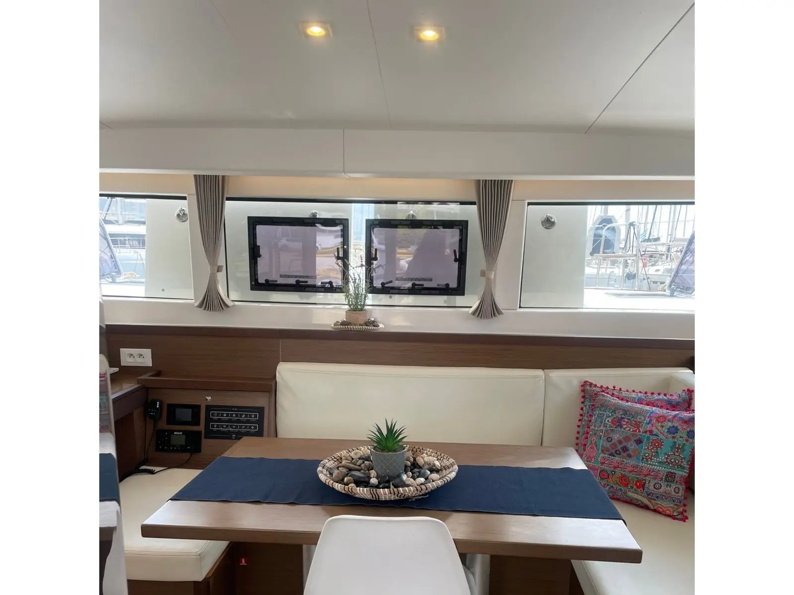 CATALINA, Interior image