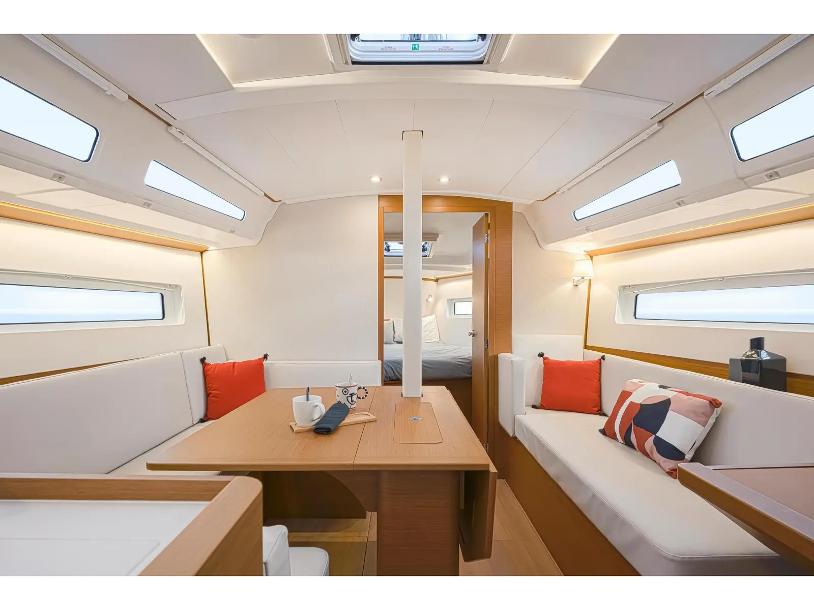 Moon Kiss, Interior image