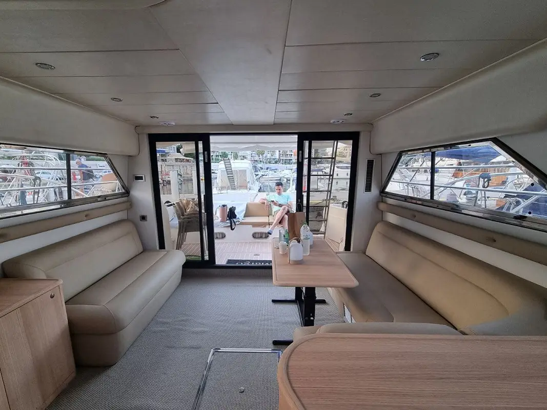 Margo, Interior image