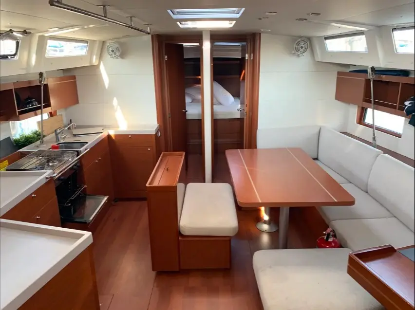Luna Maris, Interior image