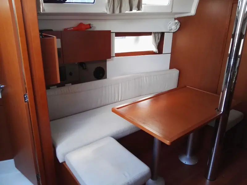 Dani, Interior image
